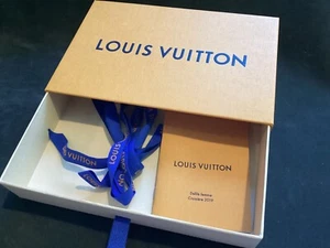 LOUIS VUITTON BOX LEER 8,25 X 5,5 X 1,75 ZOLL MIT BAND UND BOOKLET - Bild 1 von 2