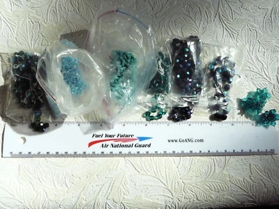 Lote De Colección en Vidrio Pulido al Fuego Checo Azules y Verdes, Cuentas Semillas Iridiscentes Foto 1 de 4