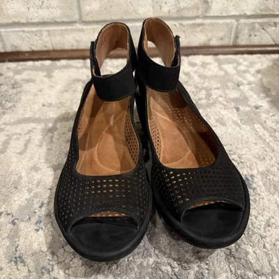 Sandalias artesanales Clarks para mujer talla 8 negras gamuza tacón de cuña punta abierta correa para el tobillo Foto 1 de 4
