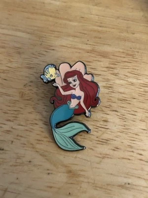 *NUEVO* Prendedor Misterioso Loungefly&Disney Princess Best Friends - Ariel & Flounder Foto 1 de 4