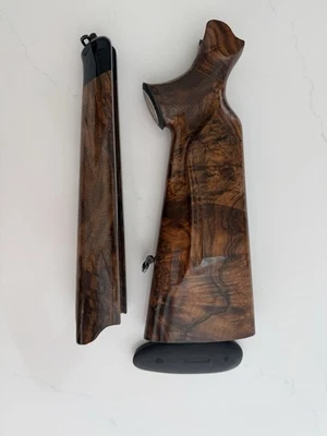 Culata de nogal turco Blaser R8 para rifles de perno de tracción recta Foto 1 de 4