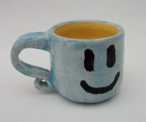 Taza Smiley Face Cup hecha a mano de cerámica Happy Face pequeña 6 oz. Azul y amarillo - Imagen 1 de 10