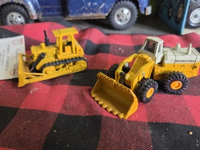 ERTL 1/64 CARREGADOR INTERNACIONAL E TRATOR BOM ESTADO ORIGINAL - Imagem 1 de 4