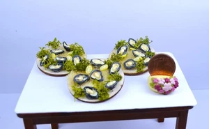 *~* Brettchen mit einem halben Dutzend Austern  , Handarbeit in 1:12  *~* - Bild 1 von 3