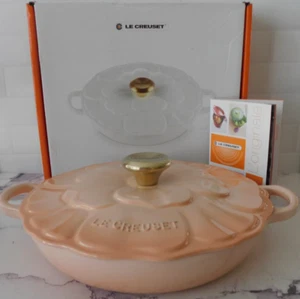 Brasiere a petali Le Creuset Signature in ghisa 2,25 quarti in sfortuna - Nuovo - Foto 1 di 21