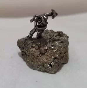 Kleine Retro Prospector Old West Bergmann Figur auf Pyrit Kristall Narren Gold Spaß - Bild 1 von 8