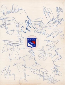 Foglio squadra autografato New York Rangers 1977-78 23 firme (1 HOF'er) - Foto 1 di 1