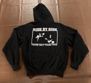 Felpa con cappuccio Side By Side Band You’re Only Young Once - Taglia Medium (Fit Small) - Foto 1 di 12