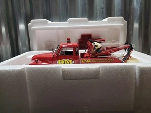 Danbury Mint 1953 Chevrolet Wrecker Tow Truck 1 Ton 1:24 Scale Diecast Red - Picture 1 of 12
