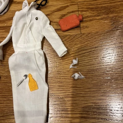 Винтажный 1961-1964 Барби зарегистрированная медсестра #991 w шляпа очки бутылки обувь - Изображение 1 из 4