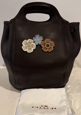 Bolso tipo cubo Coach de cuero marrón con apliques de flores - Bolso de hombro - Doble correas Foto 1 de 4