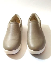 NIB Dr. Scholl's Womens Madison Slip On Sneakers 8 M Greige - Picture 1 of 4