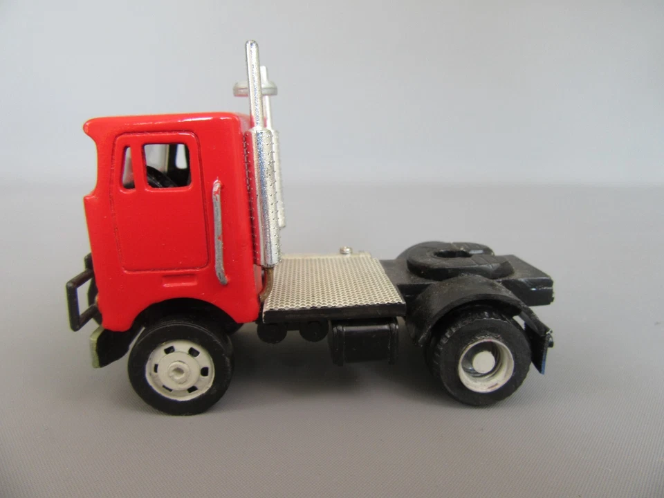 C276 Kit Plastique Assemblé Kenworth K100 Camion USA 2 Essieux 1980 Rouge - Photo 1/4