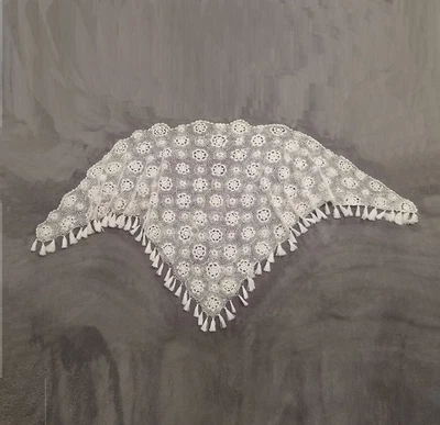 Винтажный белый ручной вязки ажурный крючком надежном шаль богемное бахрома треугольный 63 x 29 - Изображение 1 из 4