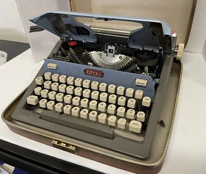Vintage Royal Futura 800 manuelle tragbare Schreibmaschine blau im Originalkoffer EUC  - Bild 1 von 12