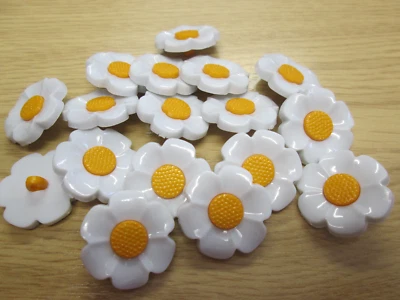 5 or 10 White Yellow Daisy Flower Poppy Buttons Size 21mm - Image 1 of 2