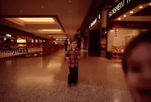 Vintage 35MM Slide Little Boy running in the Mall 70's - Foto 1 di 2