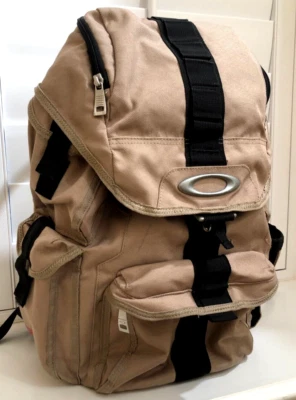 MOCHILA RARA OAKLEY DRY GOODS Desert Tan equipamento tático código vermelho pacote com bolsa AP - Imagem 1 de 4