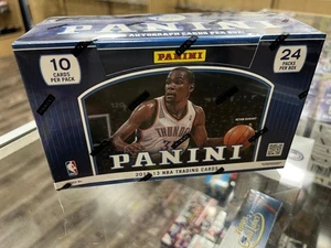 2012-13 Panini Basketball HOBBY Box - Sigillato in fabbrica (2 auto per scatola in media) - Foto 1 di 1
