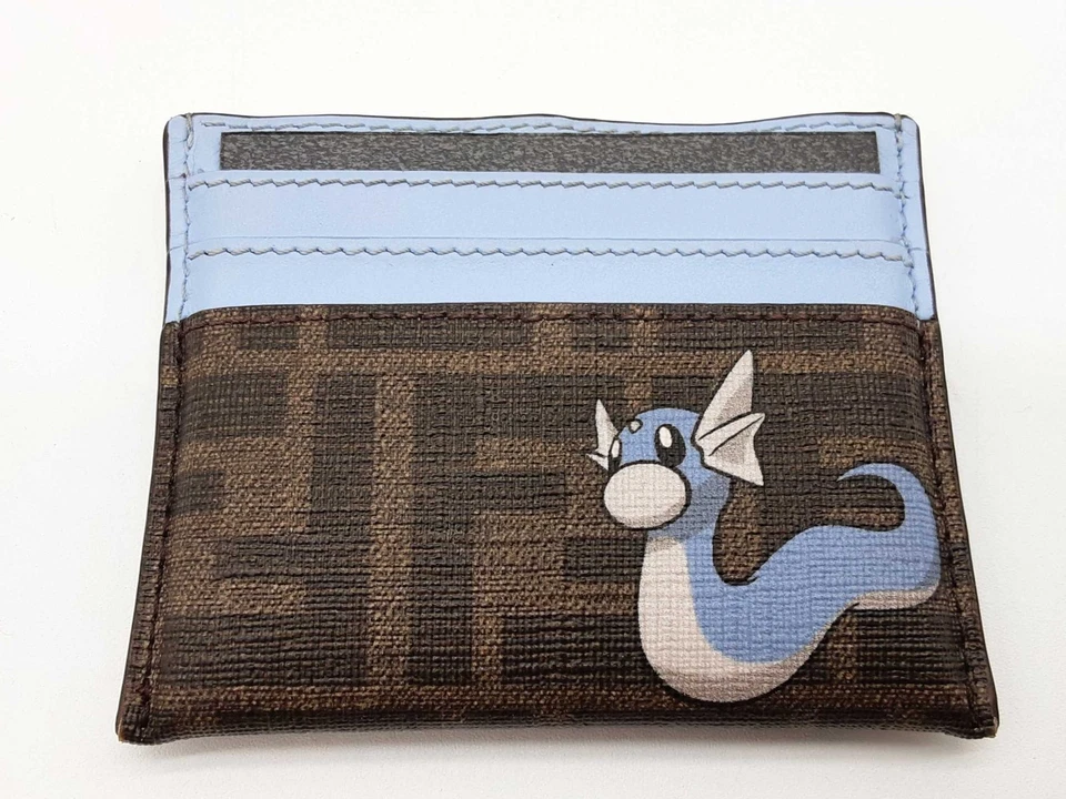 Porta-cartões Fendi Frgmt X Pokemon Dratini monograma revestido de lona Do1125wxzde - Imagem 1 de 4