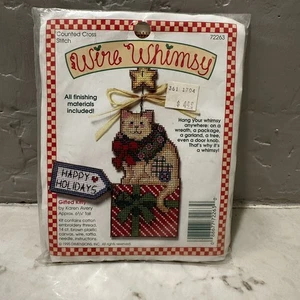 Wire Whimsy 1995 Dimensiones #72263 Gatito Regalo 6.75" Adorno Punto de Cruz - Imagen 1 de 4