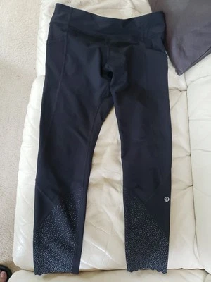 Leggings de yoga LULULEMON dobladillo festoneado negro puntos reflectantes talla 10 Foto 1 de 4
