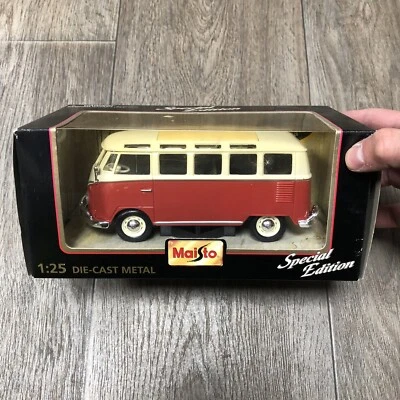 Cámper diecast Maisto VW VAN BUS SAMBA escala 1:25 roja/blanca. Edición especial Foto 1 de 4