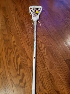 NUEVO Palo de lacrosse completo Maverik Alta para hombre y mujer blanco unisex nuevo con etiquetas - Imagen 1 de 8