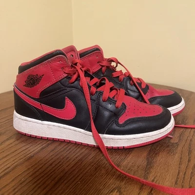 Air Jordan 1 Mid GS Banned 2020 Basketball Shoes Youth Size 5Y - Image 1 of 4