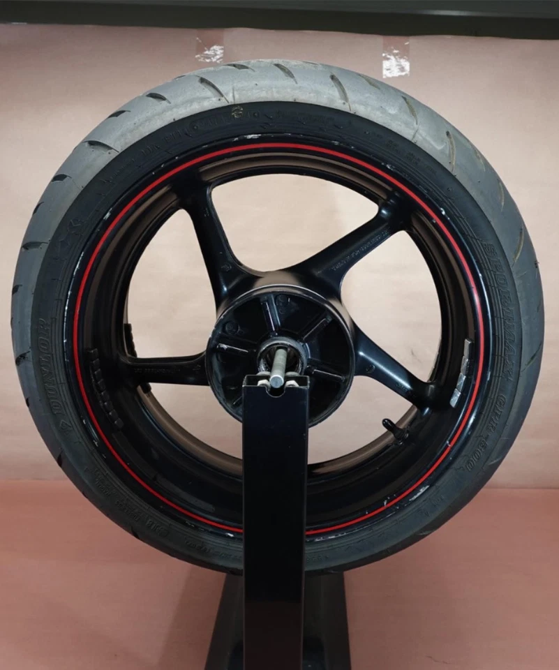 2004-2006 年雅马哈 YZF R1 后 DUNLOP 轮圈 190/50 ZR17 — 第 1/4 张图片