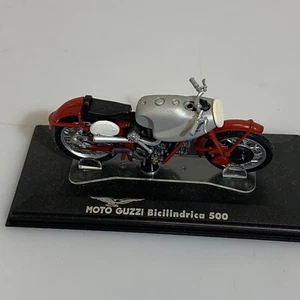 Modellino Moto Guzzi Bicilindrica 500 in scala 1:24 con basetta - Foto 1 di 5