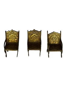 "ANTIGUA CASA DE MUÑECAS 3 SILLAS DE JUGUETE EN MINIATURA HECHAS A MANO EN LATÓN 2 3/4"" de alto" - Imagen 1 de 5