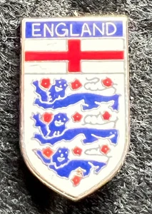 INGLATERRA BANDERA DE SAN GEORGE 3 LEONES FÚTBOL PARTIDARIO PIN INSIGNIA - Imagen 1 de 3