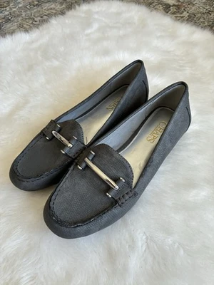 Mocasines para mujer Chaps talla 6,5 B gris Connie con acento plateado sin cordones en muy buen estado Foto 1 de 4
