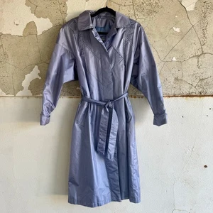 Vintage Trenchcoat Gummirücken Regenmantel Gürtel Periwinkle 80er Nylon gefüttert Damen 6 - Bild 1 von 13
