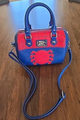 ¡Raro! Bolso de hombro/cartera Loungefly x Marvel x Spiderman cuero simulado usado en excelente estado Foto 1 de 4