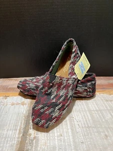 NIB Size 9.5 Toms Classics Burgundy Houndstooth Slippers - Picture 1 of 9