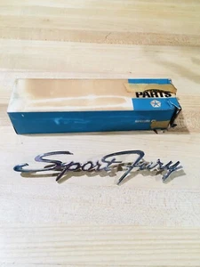 "NUEVO DE LOTE ANTIGUO MOPAR 1963-5 PLYMOUTH ""SPORT FURY" GUARDABARROS, EMBLEMA DEL MALETERO PLACA DE IDENTIFICACIÓN ¡NUEVO EN CAJA!!¡! - Imagen 1 de 8