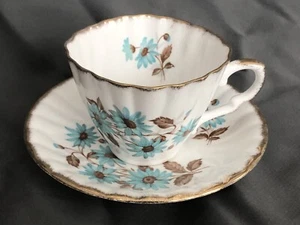 Gladstone Bone China Teacup Saucer Blue Daisy Quatrefoil England GOLD TRIM - Picture 1 of 5