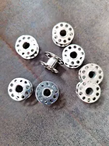 8 Metall Spulen (Unterfaden) für Veritas (ehem. DDR Nähmaschine) - Bild 1 von 1