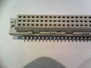 Tyco V42254B2100C960 3x32pin ( 96pin body ) female DIN connector PCB Lot-242pcs - Bild 1 von 1