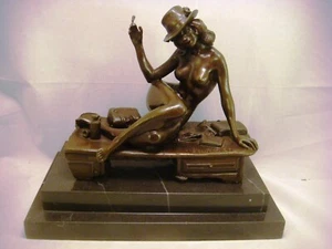 Figura desnuda estatua europea de lujo de bronce sobre mármol - Imagen 1 de 9