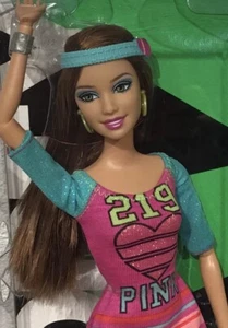 2010 Fashionistas Swappin’ Styles Sporty Barbie doll NRFB V4383 Pink - Imagen 1 de 7