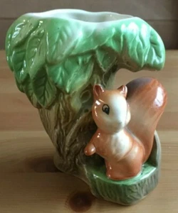 WITHERNSEA KERAMIK - EASTGATE FAUNA NUMMER 26 - BAUMSTAMM MIT EICHHÖRNCHEN VASE - Bild 1 von 4