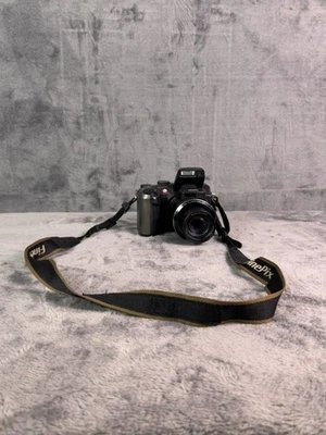 Fujifilm FinePix S602 Zoom Digital Camera 6x Optical Zoom 3.1MP Video Recording - Image 1 of 4