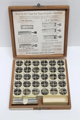 Kingsley Machine Co. - Anuncio romano (TAPAS) - Juego de cartas sello de lámina caliente Foto 1 de 4