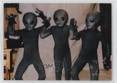 1996 Topps The X-Files Season 2 Production Alien experimenter costumes #47 04dx - Image 1 of 3