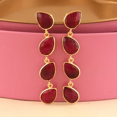 Pendientes colgantes de rubí teñido, conjunto de pendientes con bisel chapado en oro, pendientes llamativos Foto 1 de 3