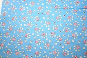 LIBRO DE CUENTOS - FLORES ROSAS Y BLANCAS SOBRE AZUL - TELA 100% ALGODÓN - Imagen 1 de 3