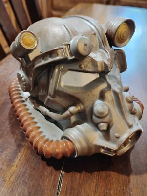Power Armor 塑料头盔收藏品硬币银行 - 辐射 4 - 贝塞斯达 — 第 1/4 张图片